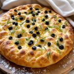 Focaccia ligure con olive e rosmarino