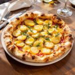 Pizza bianca con patate e rosmarino