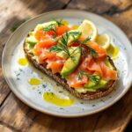 Tartine miste con salmone e avocado