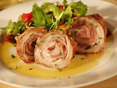 Involtini di vitello con prosciutto: un piatto sublime!